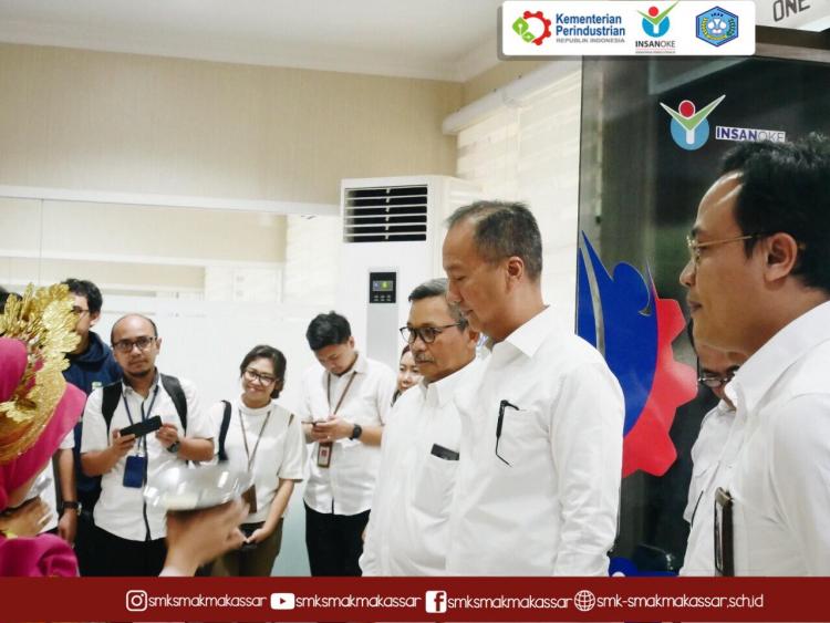 Tari penyambutan Menteri Perindustrian oleh siswa SMAKMA di BBIHP Makassar